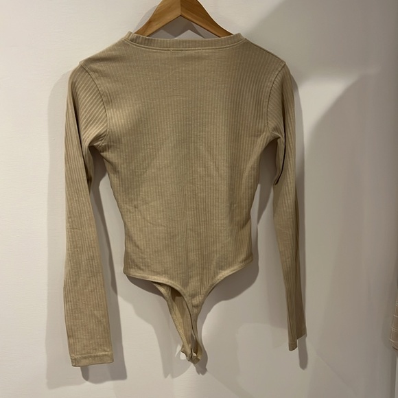 Misguided tan long sleeve bodysuit size 6 - Picture 4 of 5